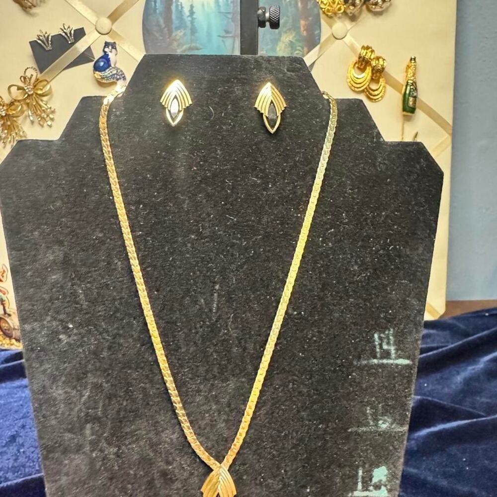 Vintage 80s gold tone necklace